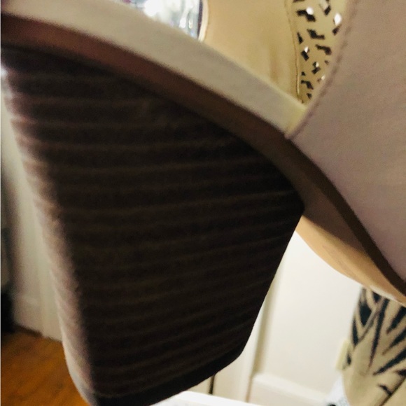 Size 8.5 Vince Camuto Bone color wedges - Picture 4 of 5